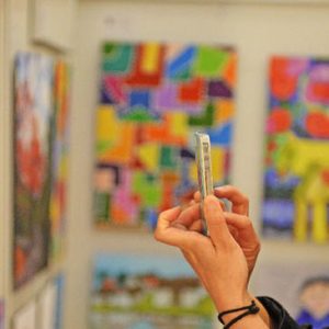 “彩虹之家”綻放全國助殘日，自閉癥兒童3幅畫作拍出3萬元