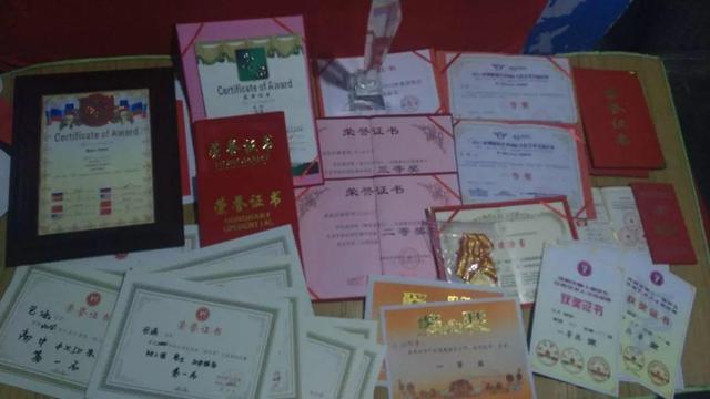 從化學(xué)老師到清潔工，成都陪讀媽媽將自閉癥兒子送入南京高校
