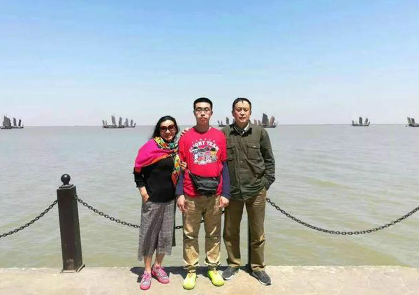 從化學(xué)老師到清潔工，成都陪讀媽媽將自閉癥兒子送入南京高校