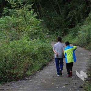 淚目：為了一個自閉癥學(xué)生，殘疾老師留守深山四十年