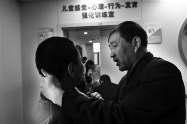 老大孤獨(dú)癥，老二智力低下，一個全職爸爸艱難前行的八年