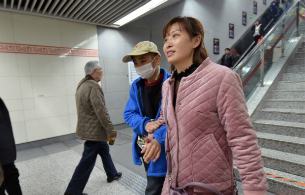 一個自閉癥孩子媽媽的十年，每次坐火車都要先給孩子吃藥
