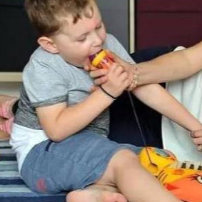自閉癥怪異的行為:英國4歲男孩愛吃紙張和塑料 自閉癥怪異的行為:英國4歲男孩愛吃紙張和塑料