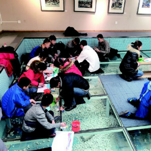 自閉癥兒童走進(jìn)美術(shù)館，共繪“彩青島”