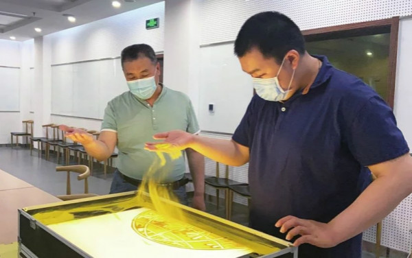 23歲自閉癥男孩的父親節(jié)愿望：給爸爸換個(gè)手機(jī)