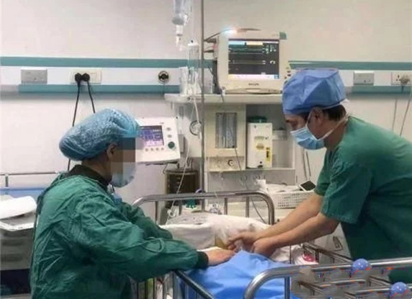 淮安自閉癥男孩做手術(shù)，醫(yī)生破例讓媽媽陪伴
