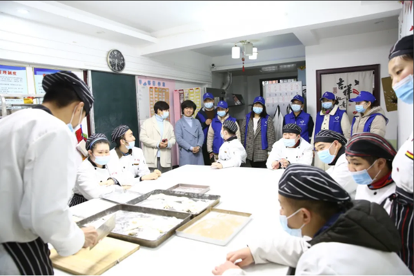 武漢航科物流開展關(guān)愛大齡自閉癥孩子活動