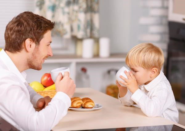 自閉癥孩子不吃飯?jiān)趺崔k？同伴干預(yù)很重要