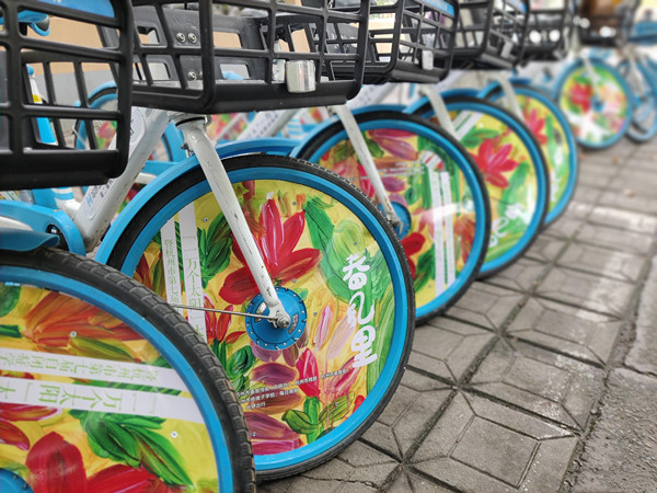 杭州自閉癥學(xué)生移動畫展印上“小藍(lán)車”