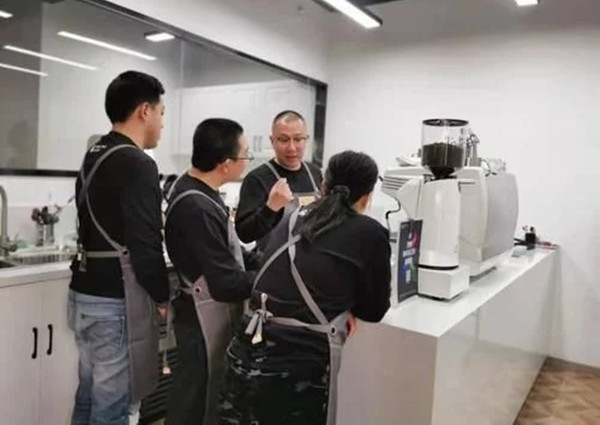 上海自閉癥癥學生變身咖啡師，售賣“42咖啡產(chǎn)品”