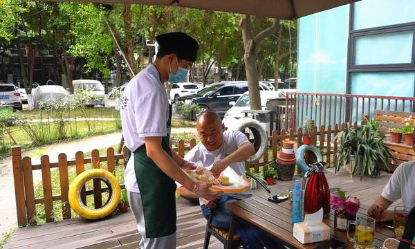成都自閉癥就業(yè)之路：從五彩夢想畫室到慢點點面包店（一）