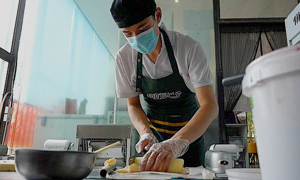成都自閉癥就業(yè)之路：從五彩夢(mèng)想畫(huà)室到慢點(diǎn)點(diǎn)面包店（二）