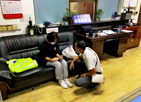 自閉癥少女離校出走，佛山鐵警登車尋人