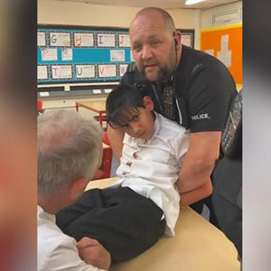 英國自閉癥男孩竟因一點小事被警察拷在桌上