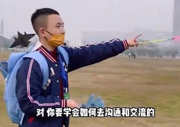 破防了：成都男子陪自閉癥兒子賣玩具，被拒多次不放棄