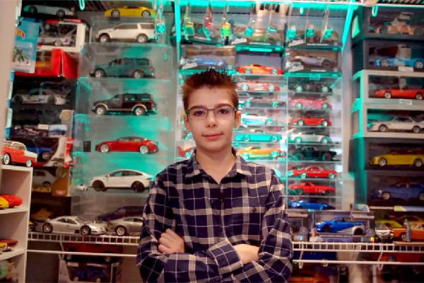 13歲自閉癥男孩iPhone拍攝“微型汽車世界”，籌集4.3萬美元