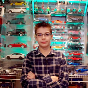 13歲自閉癥男孩iPhone拍攝“微型汽車世界”，籌集4.3萬美元