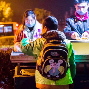 單親爸爸帶自閉癥兒子在南京街頭賣(mài)花