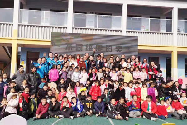 上?；矢W(xué)雷鋒團(tuán)隊(duì)慰問(wèn)自閉癥兒童