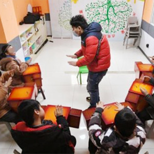 盲人歌手岳雷：用音符照亮自閉癥兒童的“孤獨(dú)世界”