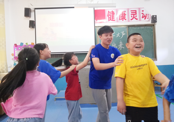 長沙大學(xué)生用音樂戲劇療愈孤獨癥兒童