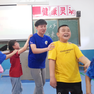 長(zhǎng)沙大學(xué)生用音樂戲劇療愈孤獨(dú)癥兒童