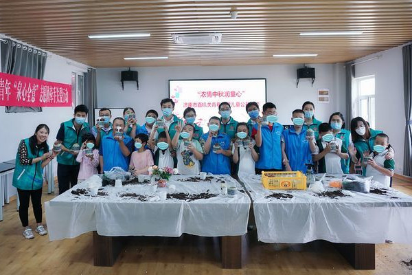 濟南市“泉心全意”志愿團為孤獨癥兒童點亮中秋之月