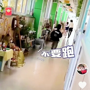 南京5歲孩子以為自閉癥同學(xué)被陌生人帶走，勇敢上前阻攔