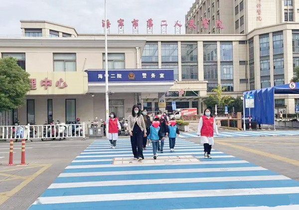 全國第一條孤獨(dú)癥主題斑馬線亮相海寧