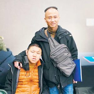 國內(nèi)缺乏大齡自閉癥護(hù)理中心，父親帶孩子赴美求助三年