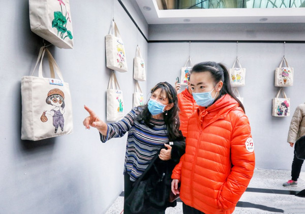 “星秀逐夢”孤獨(dú)癥青年藝術(shù)作品展在青島舉行