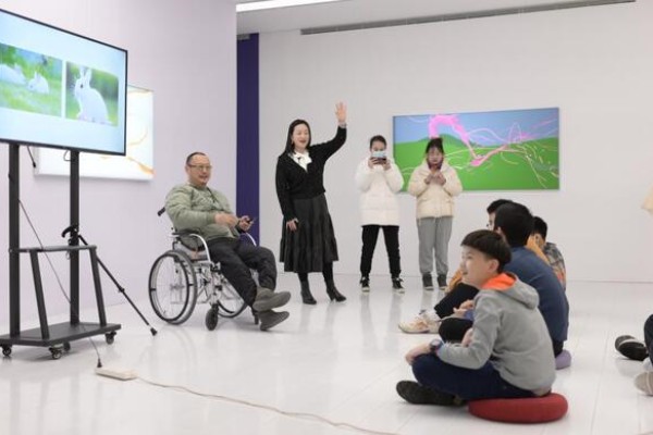 上海自閉癥孩子與《萬物有靈且美》藝術家一同作畫