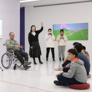 上海自閉癥孩子與《萬物有靈且美》藝術家一同作畫