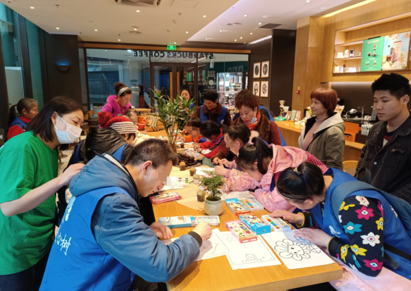 重慶自閉癥兒童在星巴克繪出彩色夢(mèng)想