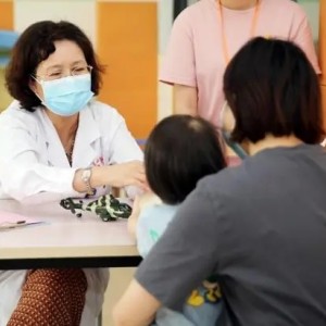 “不再獨(dú)自閃爍”一汽紅旗孤獨(dú)癥義診及家庭教育講座在?？谂e行