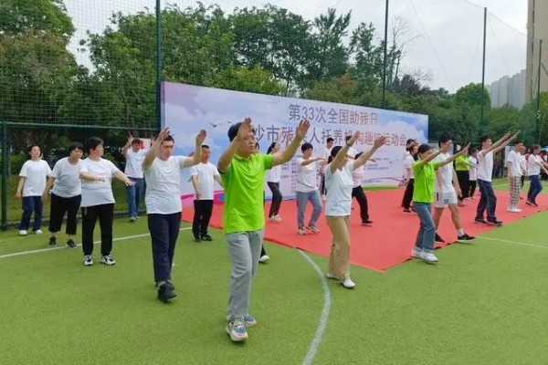 孤獨癥男孩在長沙市殘疾人托養(yǎng)機構趣味運動會上彈奏“茉莉花”