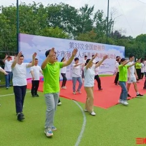 孤獨(dú)癥男孩在長(zhǎng)沙市殘疾人托養(yǎng)機(jī)構(gòu)趣味運(yùn)動(dòng)會(huì)上彈奏“茉莉花”