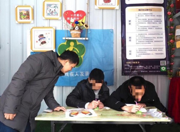 柳州“星星家人”抱團(tuán)互助，為自閉癥孩子點燈