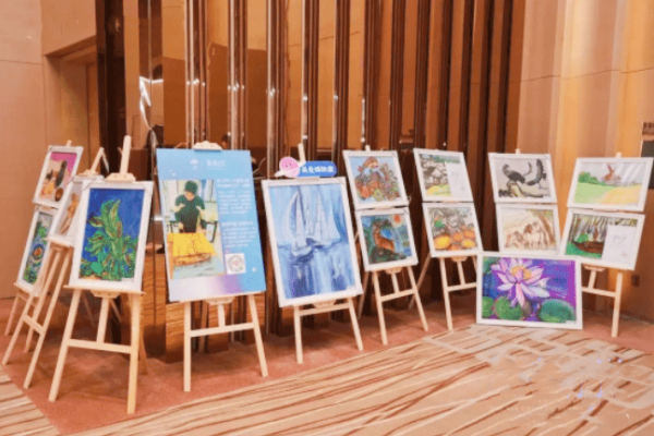 全球首個再生時光AI藝術(shù)展為自閉癥孩子義賣籌款