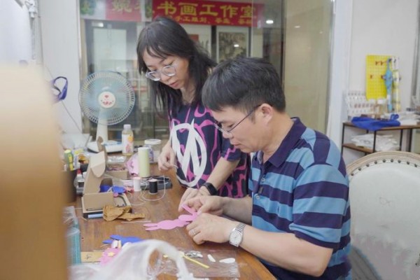 柳州父親守護(hù)自閉癥女兒十幾年，成立“爸爸小組”
