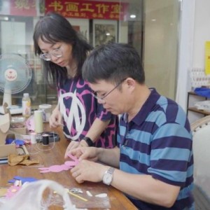 柳州父親守護(hù)自閉癥女兒十幾年，成立“爸爸小組”