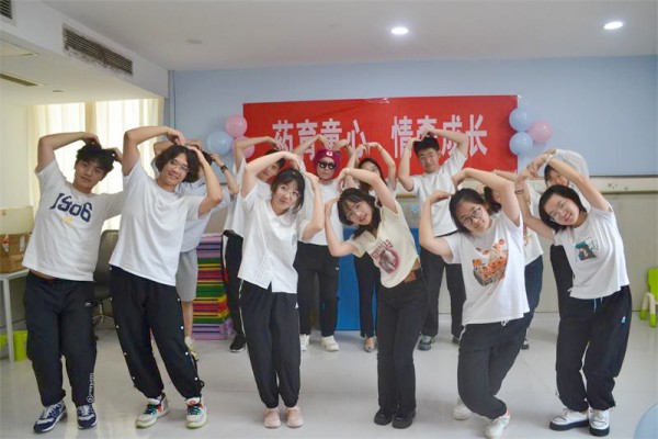 南京醫(yī)科大學(xué)學(xué)子走進醫(yī)院，為孤獨癥兒童帶來驚喜