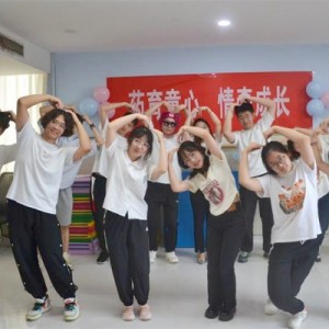 南京醫(yī)科大學(xué)學(xué)子走進(jìn)醫(yī)院，為孤獨(dú)癥兒童帶來驚喜
