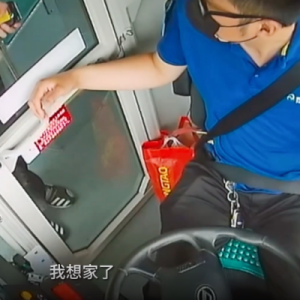 青島自閉癥男孩獨(dú)自乘車，司機(jī)暖心護(hù)送