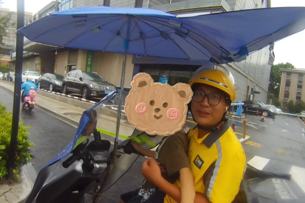 杭州外賣小哥在暴雨中救下自閉癥男孩