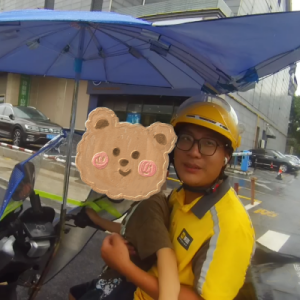杭州外賣小哥在暴雨中救下自閉癥男孩