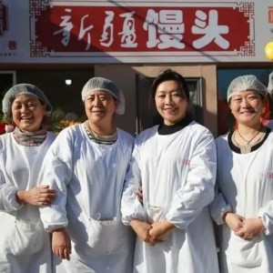 四位自閉癥孩子?jì)寢屧诒P錦開了一家饅頭店