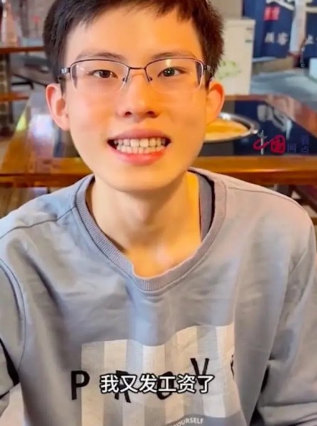 重慶自閉癥少年發(fā)工資請全家吃飯