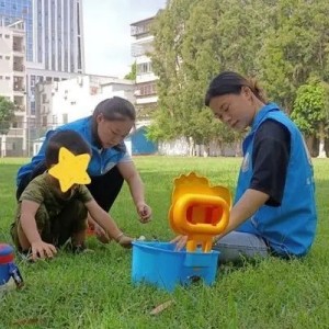 廣西幼師“愛(ài)撒星空”志愿服務(wù)隊(duì)關(guān)愛(ài)孤獨(dú)癥兒童