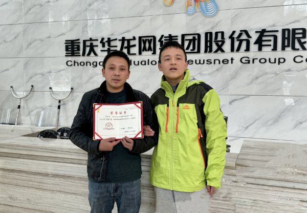 帶自閉癥孩子擺攤的重慶父親，獲阿里巴巴天天正能量獎(jiǎng)勵(lì)1萬(wàn)元